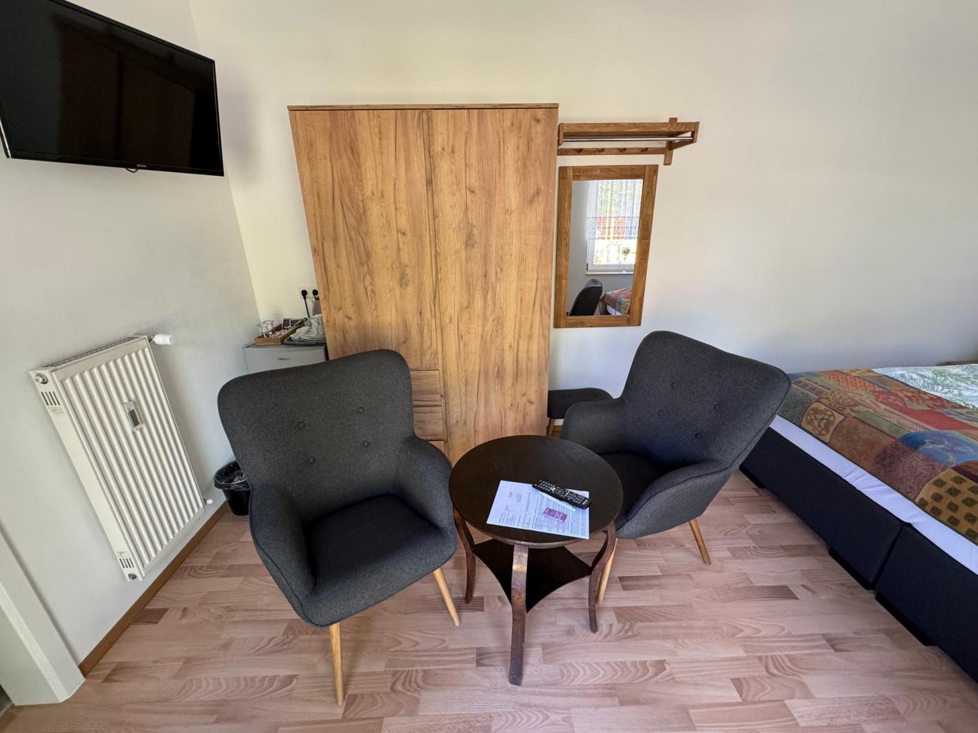 Bed & Breakfast Am Waldguertel Forst  Buitenkant foto